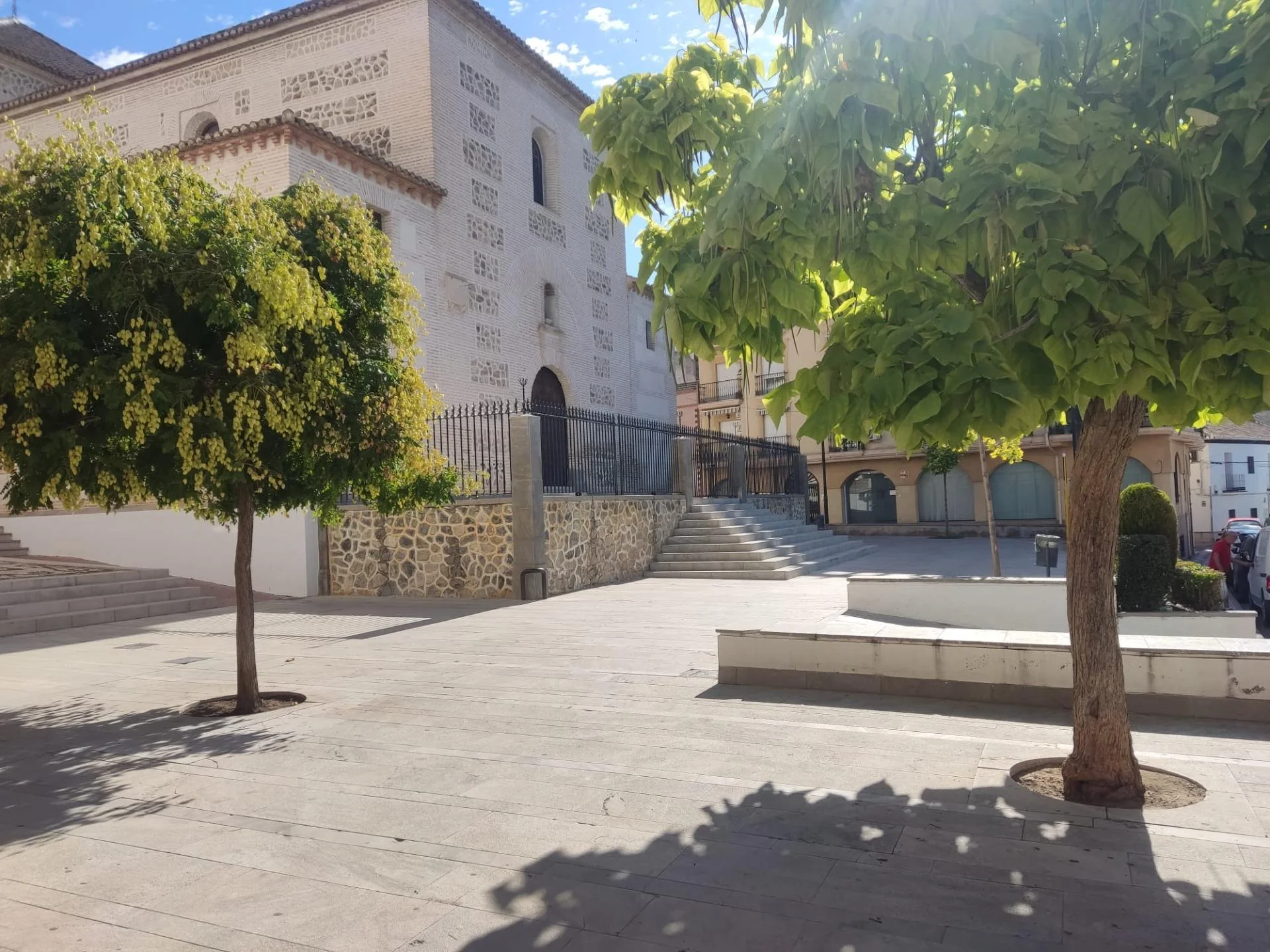 Corner commercial unit in Atarfe, 340 m²