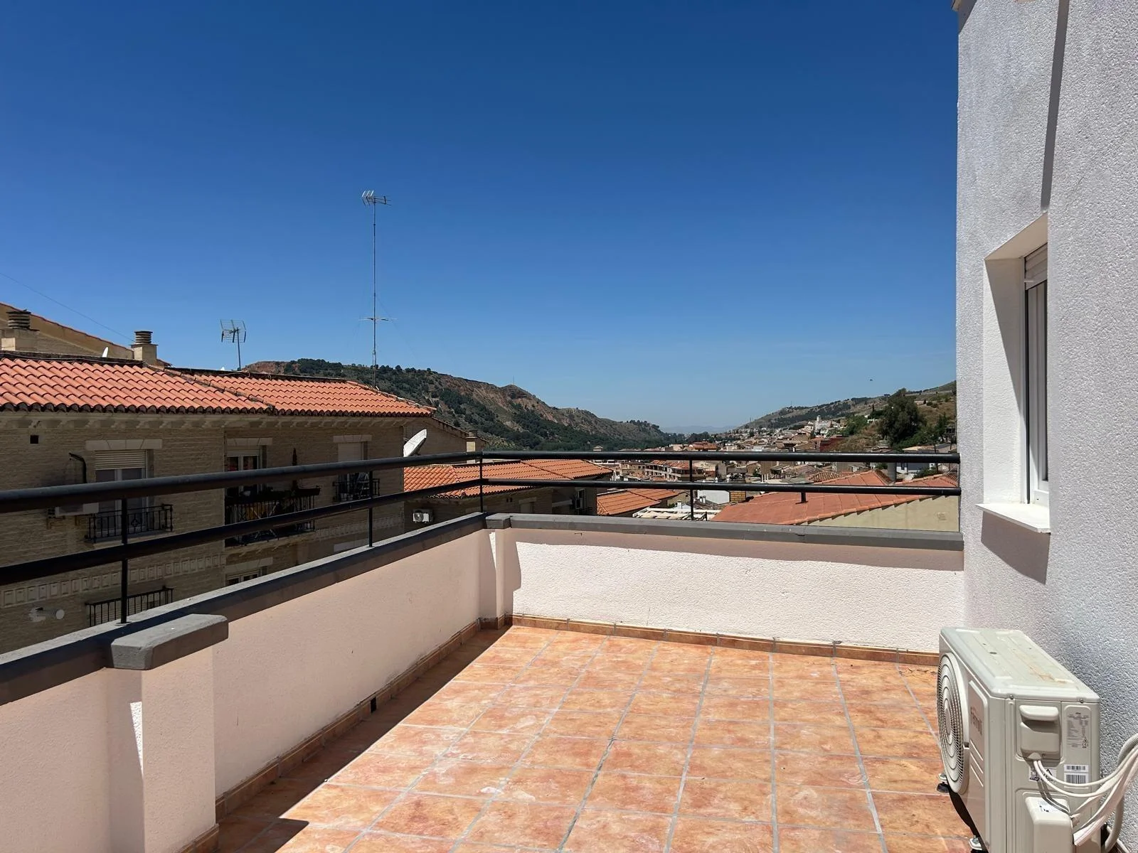 Piso reformado en Cenes, tres dormitorios