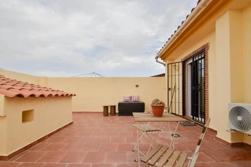 Dúplex en buen estado con terraza privada