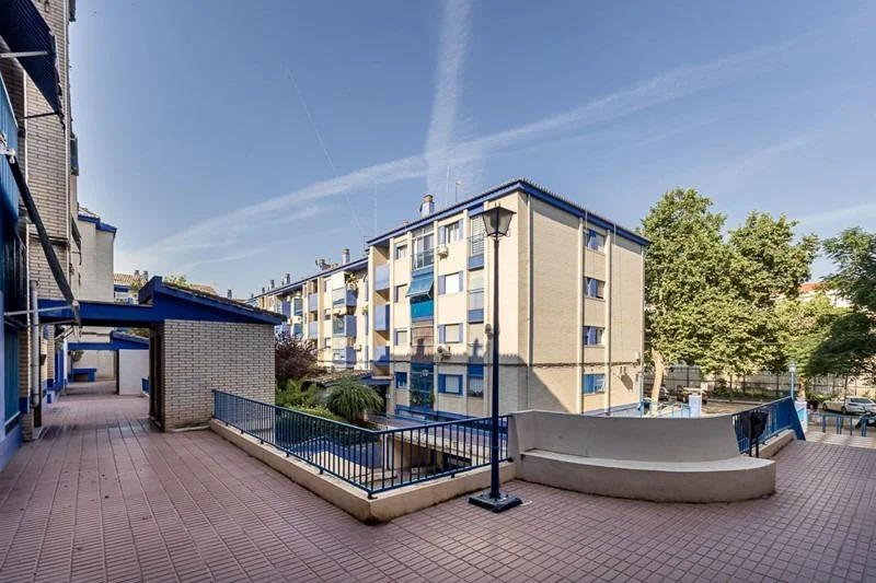 Reform-ready Granada flat, three-bedroom parking