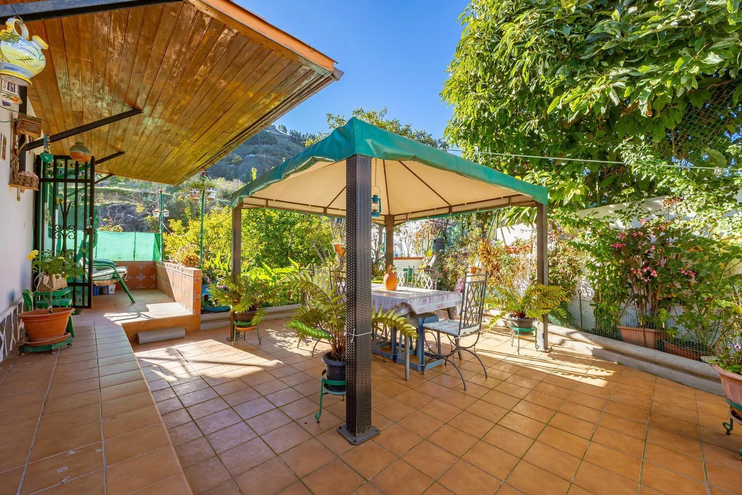 Chalet with 945 m² plot