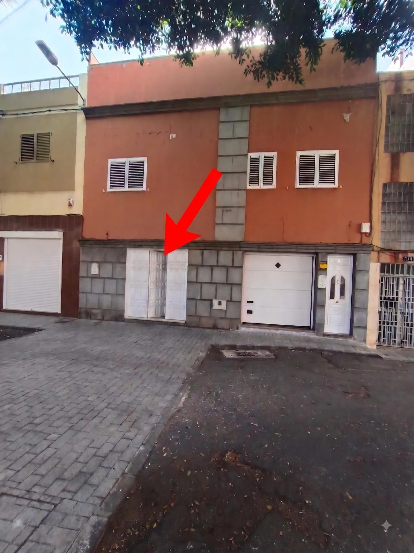 Bright 83 m² commercial unit