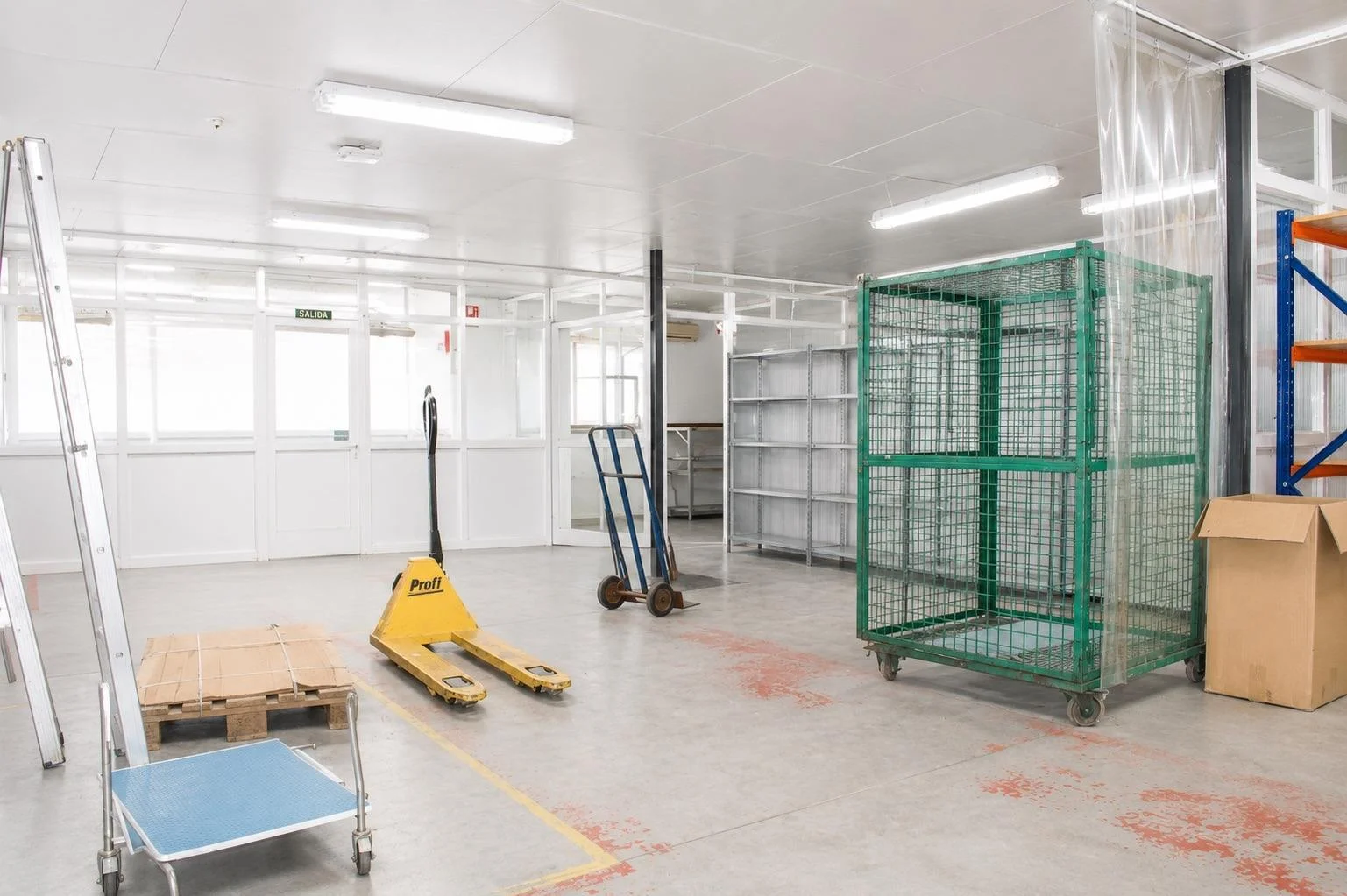 Nave industrial de 1.600 m²