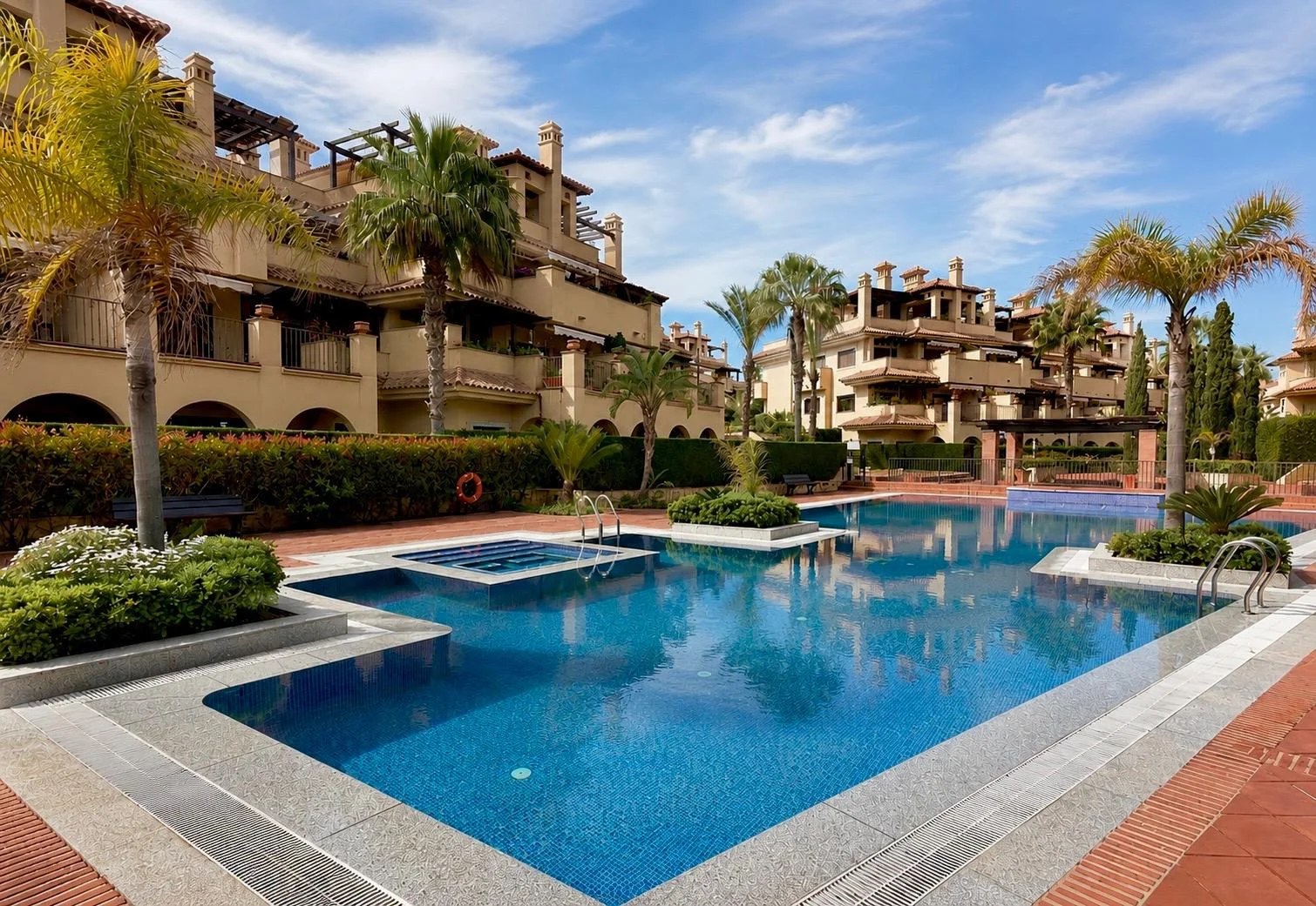 Piso costero con servicios de resort comunitario