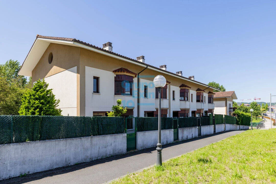 Four-storey townhouse with terraces