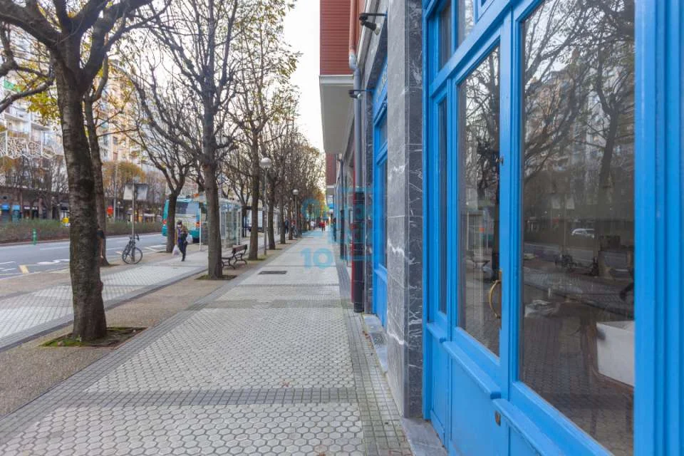 Street-front retail unit near Anoeta