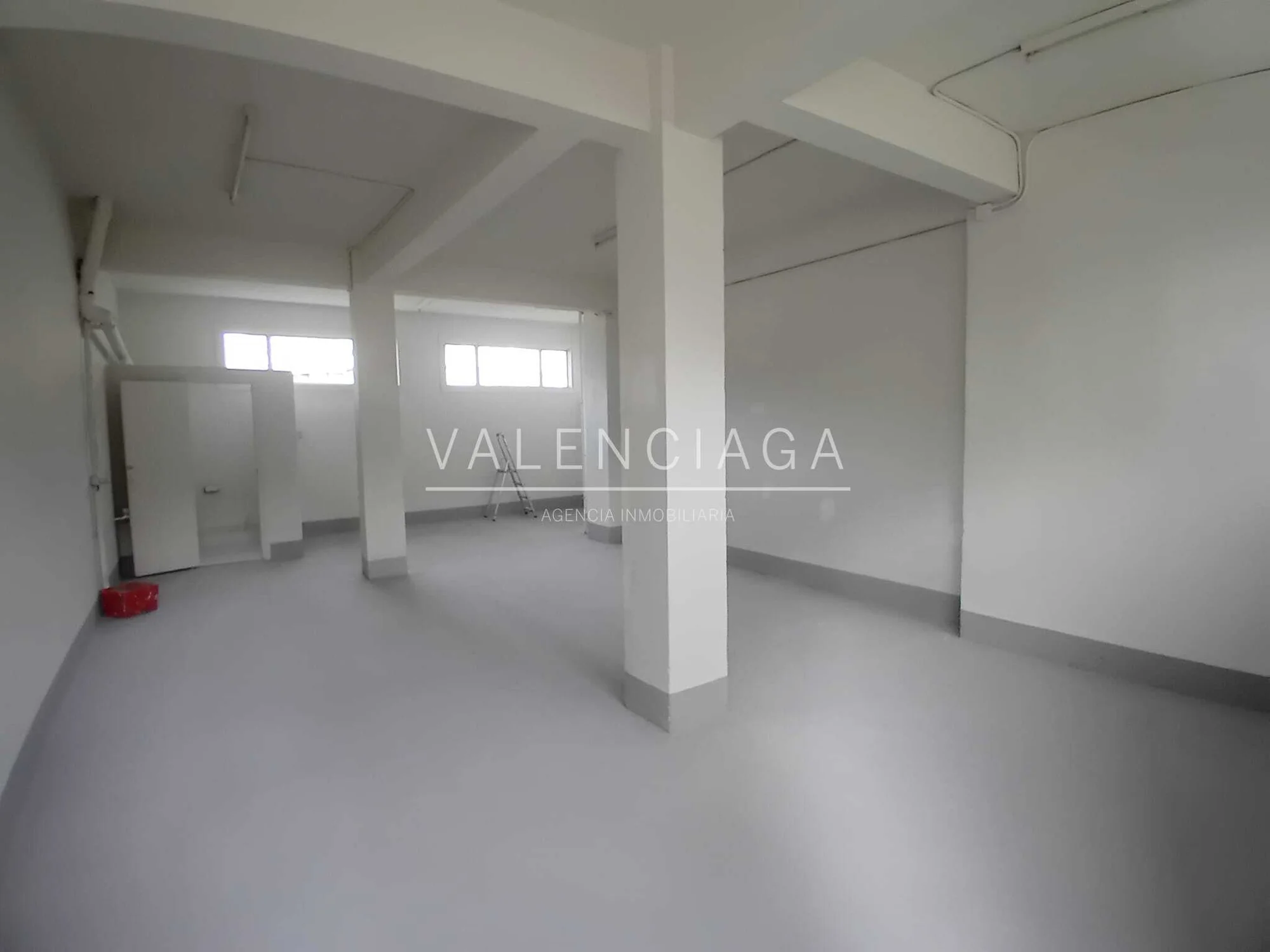 Bright commercial unit near Gros