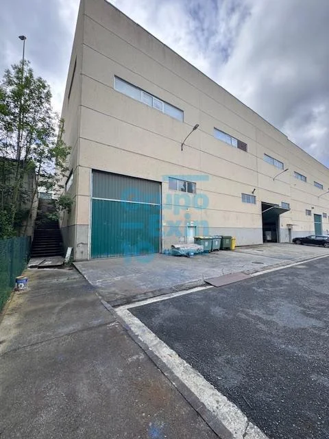 Installed industrial warehouse with cranes
