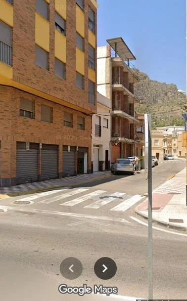 Edificio de tres plantas en construcción