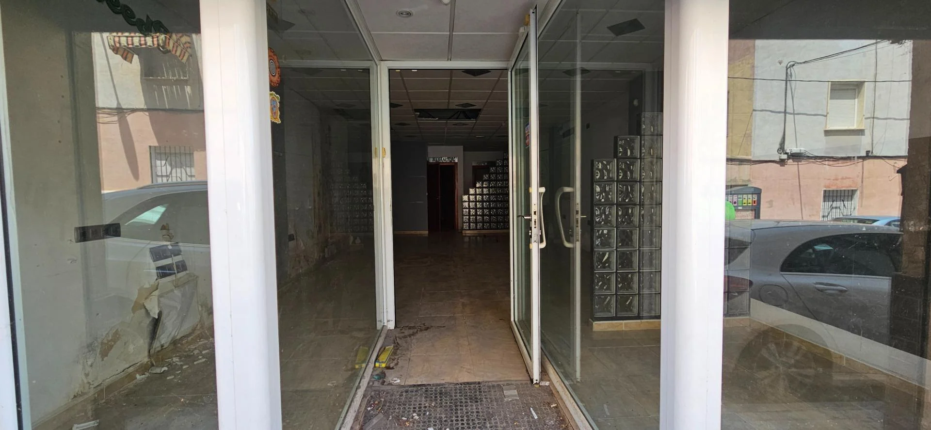 Molina commercial unit, 82 m², two toilets