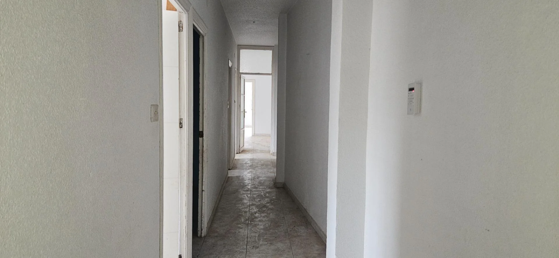 Four-bedroom Cieza flat needing renovation