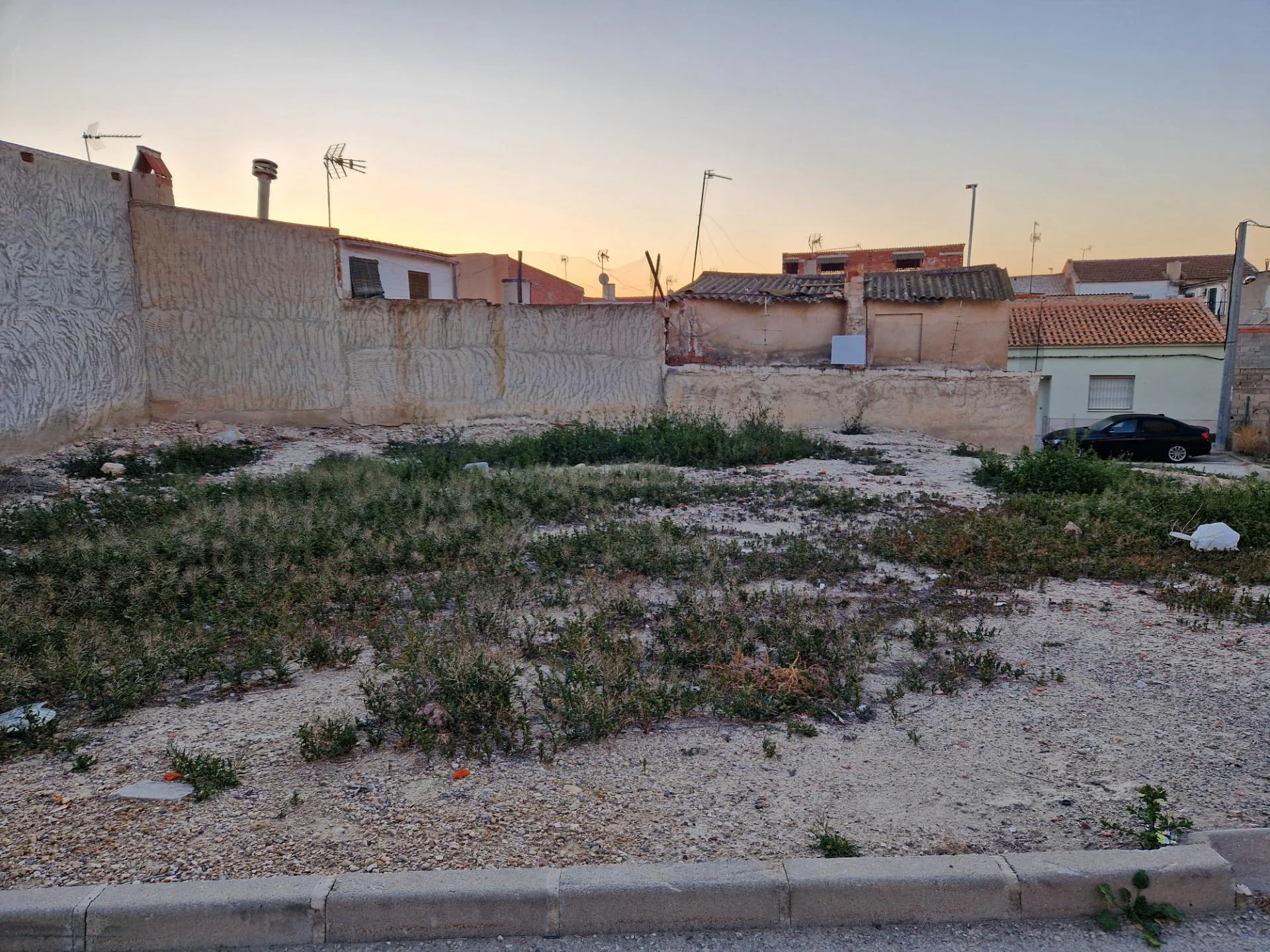 Solar en Almazara con tres accesos