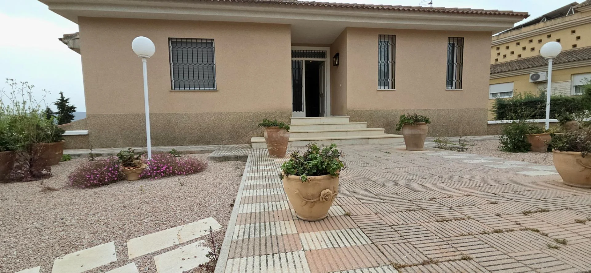 Amplia villa con piscina privada