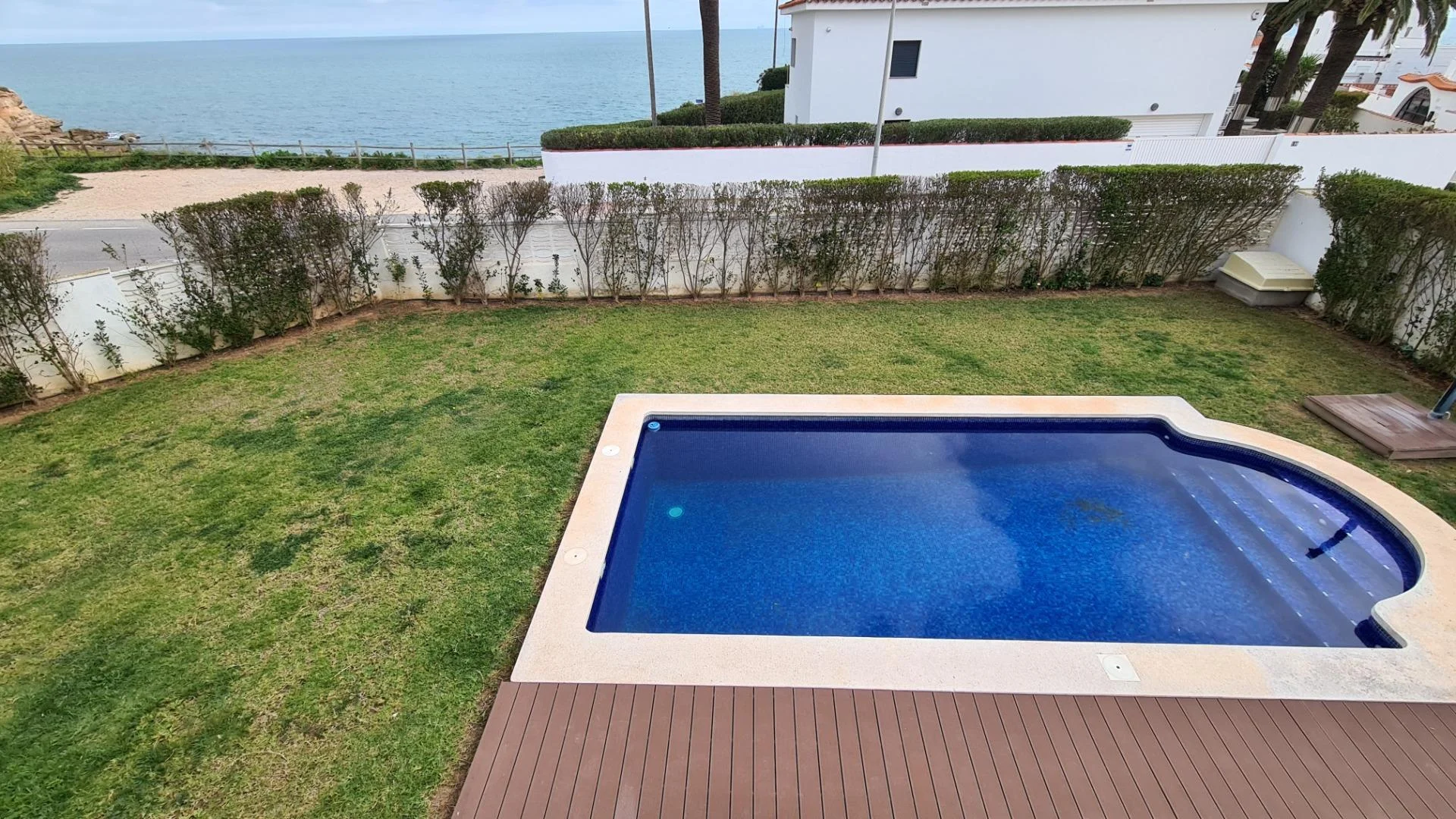 Sea-view corner townhouse, four bedrooms