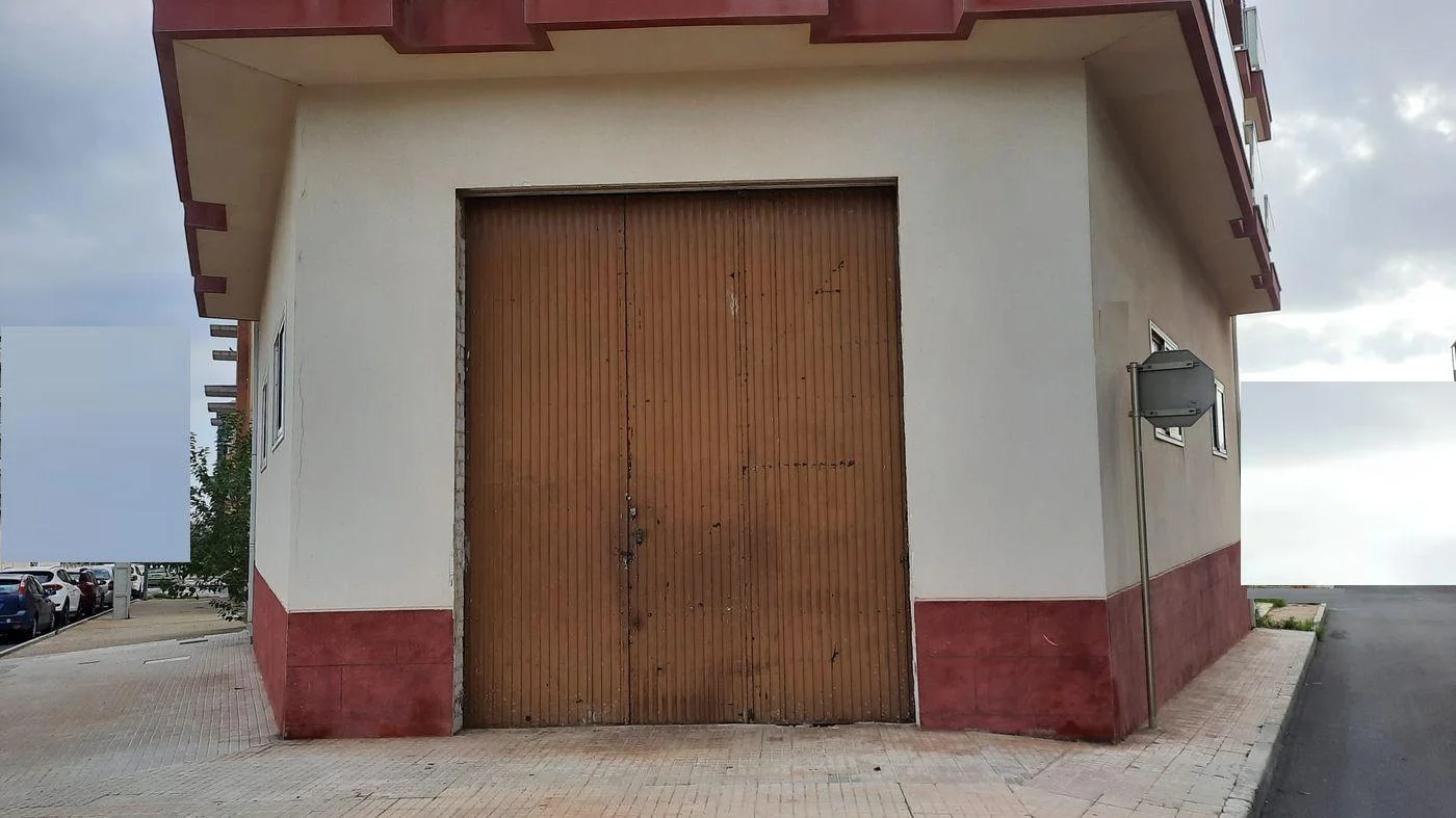 Exterior warehouse with 100 m² mezzanine