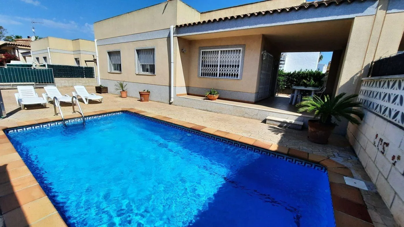 Chalet costero en Riumar, 3 dormitorios