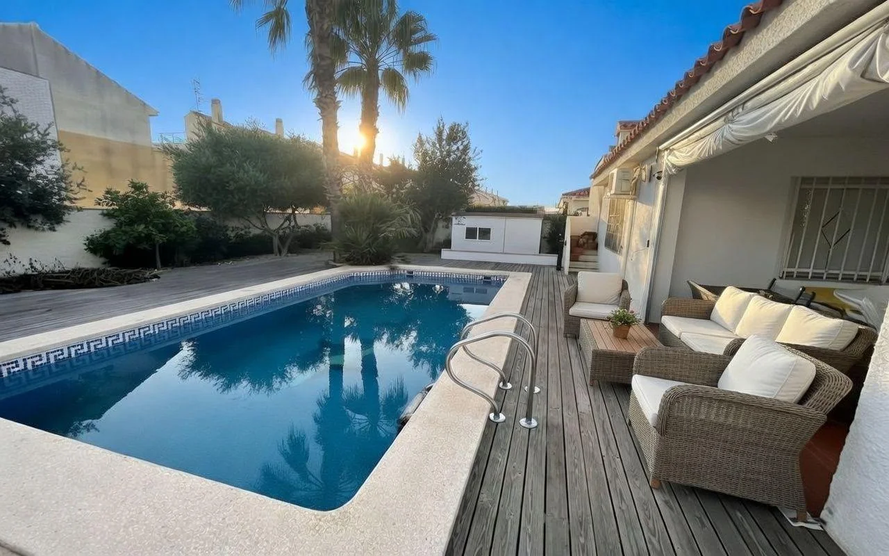 Chalet costero con piscina privada