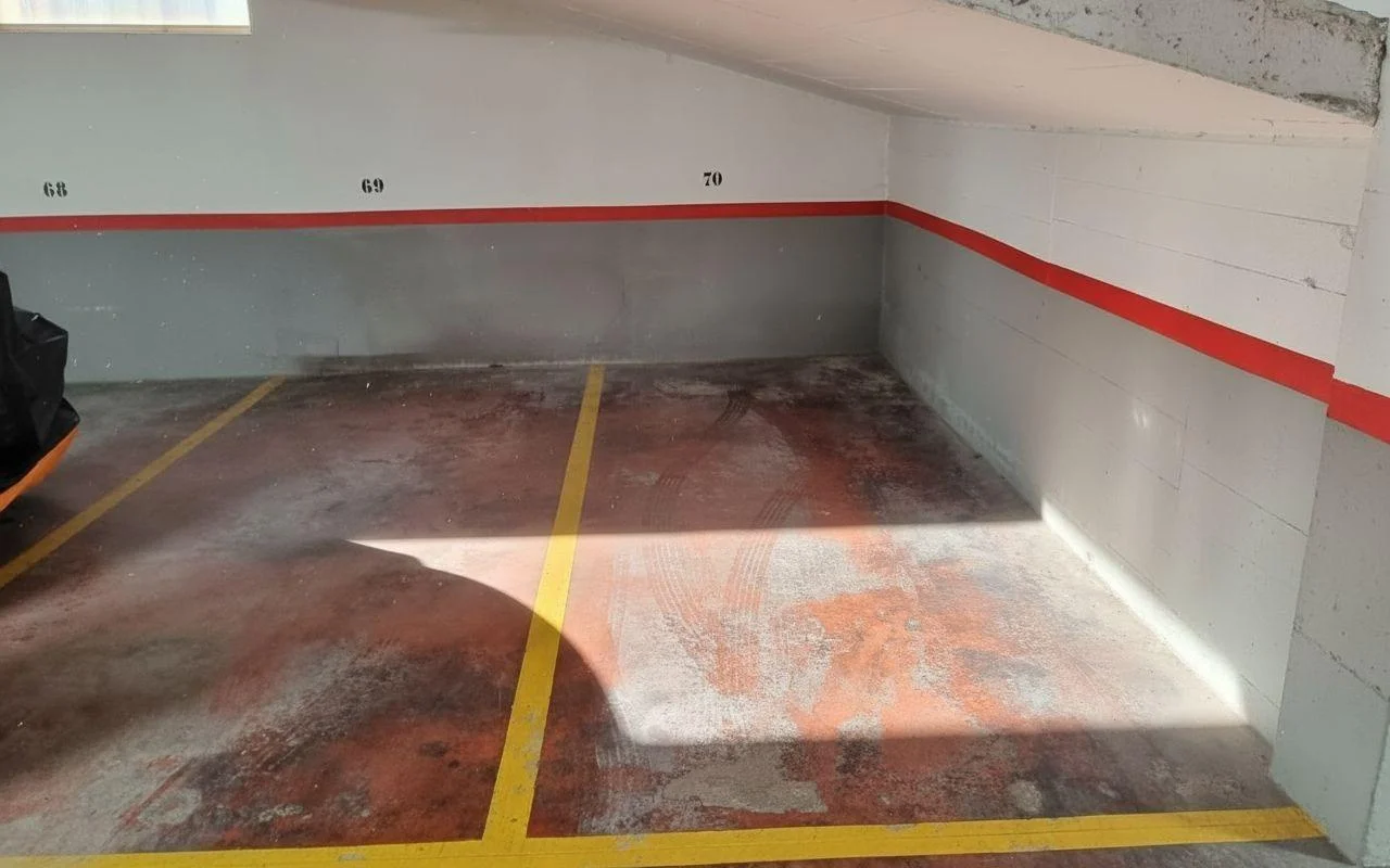 Doble plaza céntrica para coche y moto