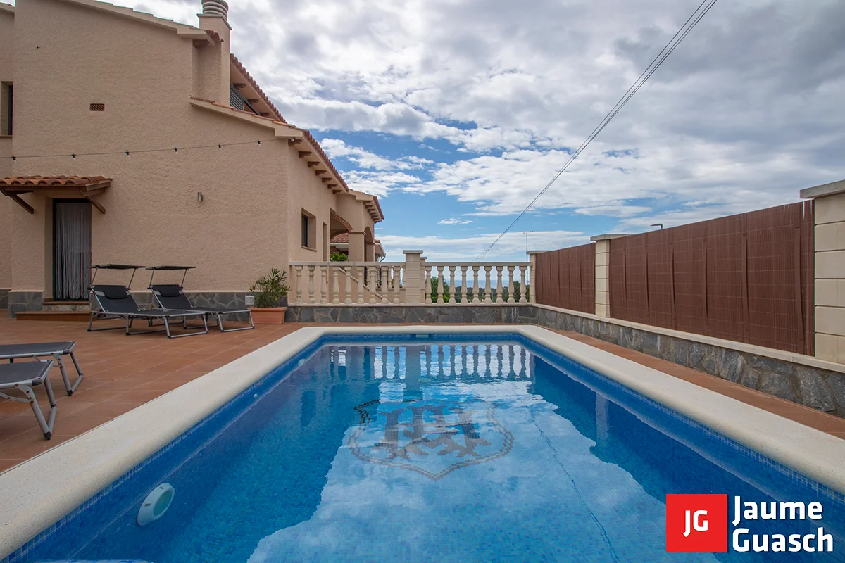 Seminuevo chalet with pool, four bedrooms