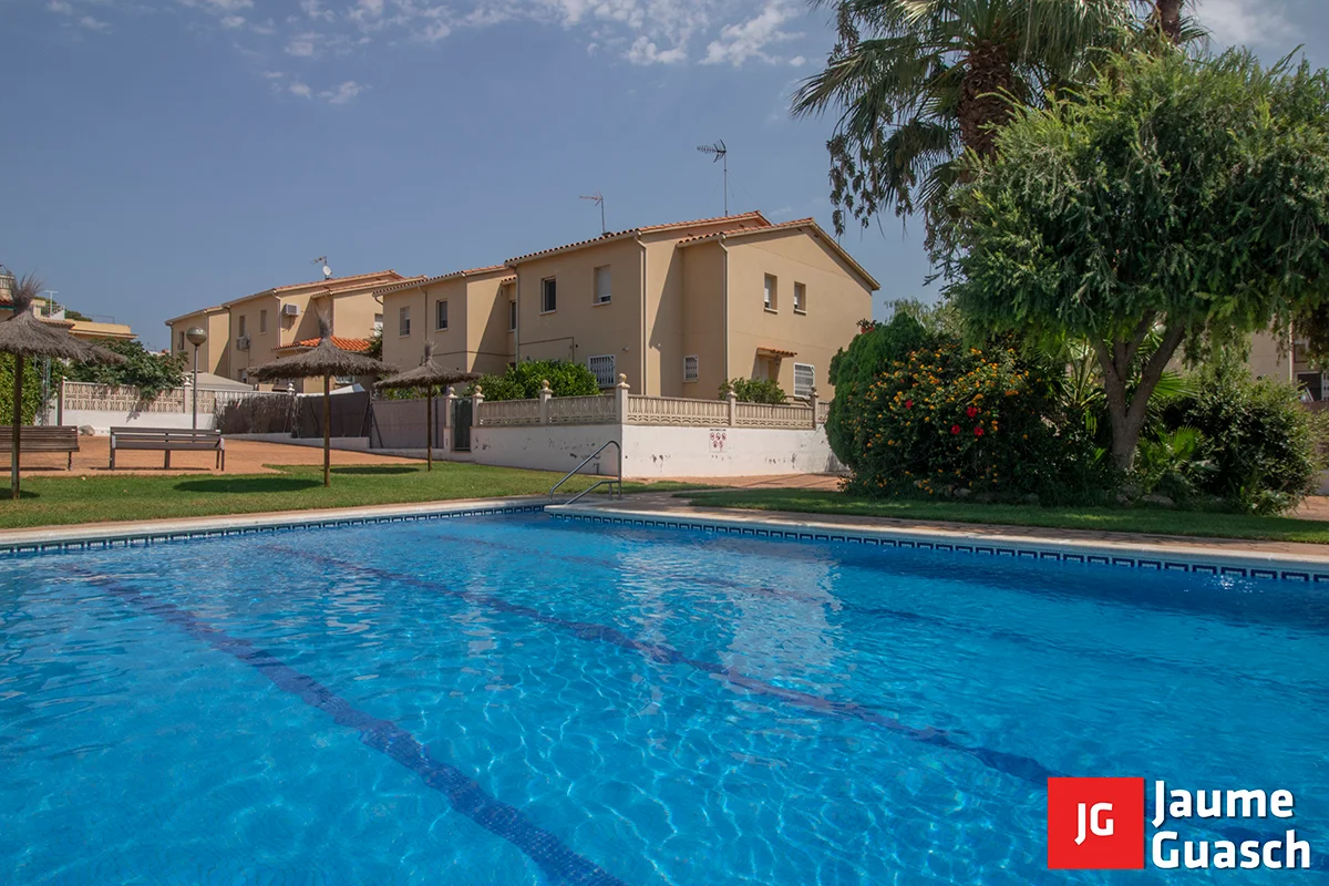 Casa adosada costera con piscina comunitaria