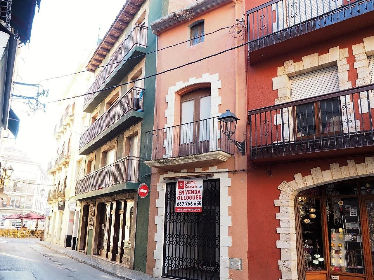 Edificio mixto céntrico con potencial de reforma