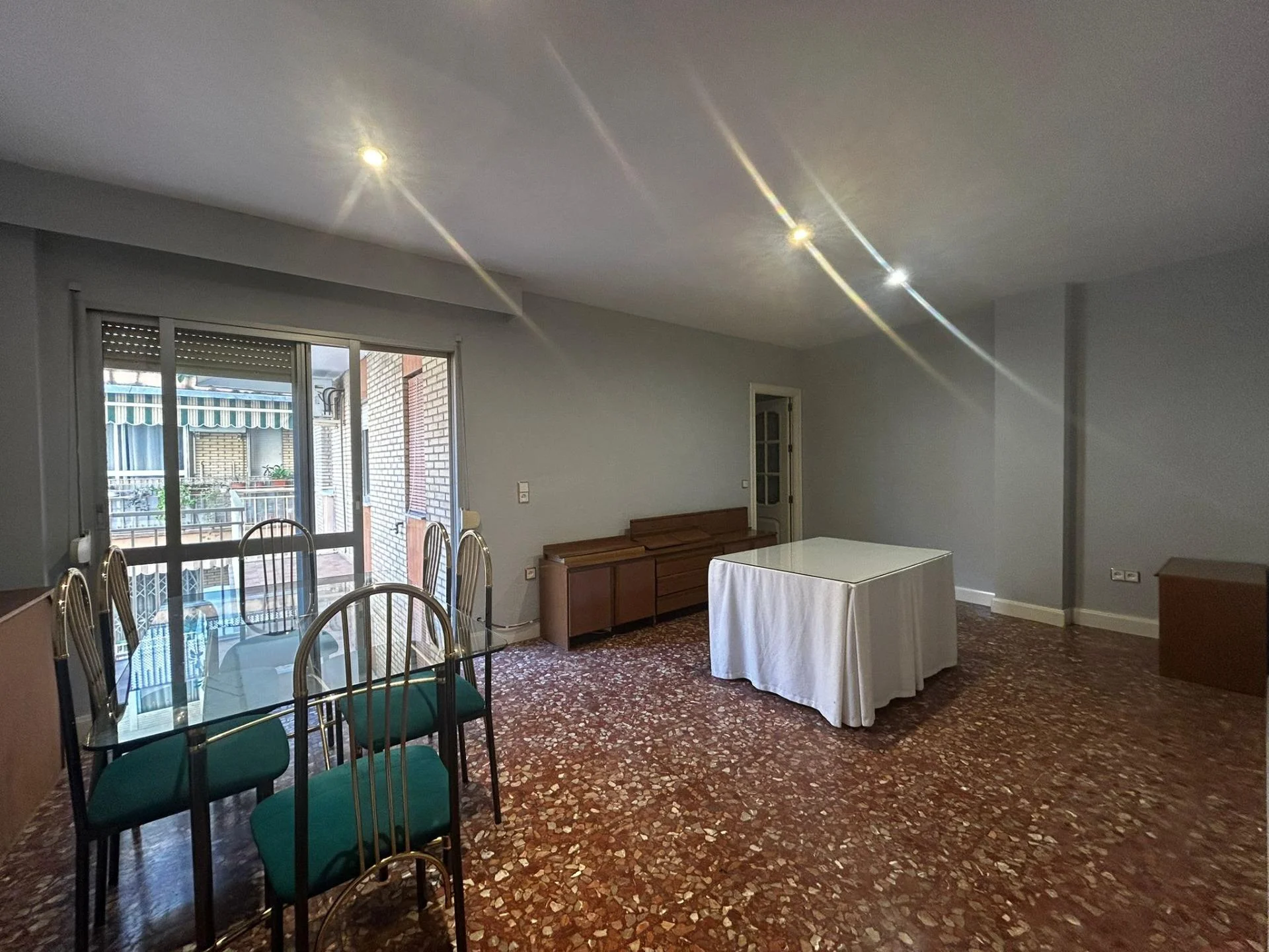 Piso luminoso de tres habitaciones en Naranjo