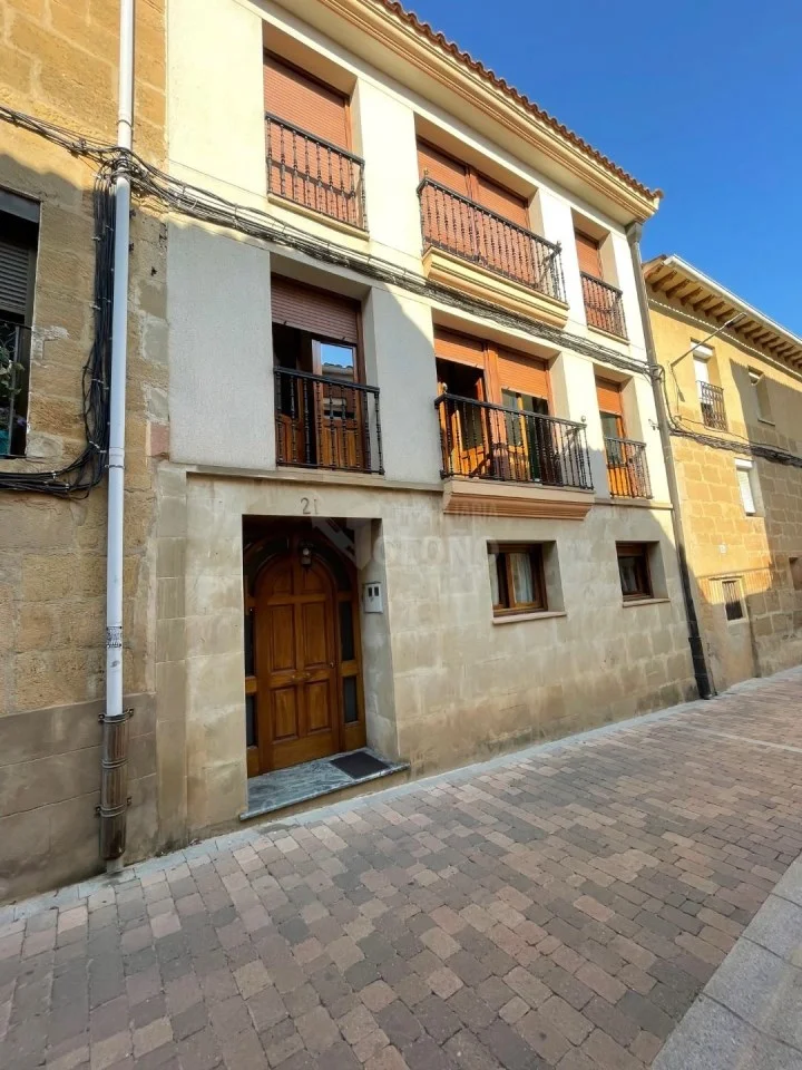 Casa adosada amplia con cinco dormitorios