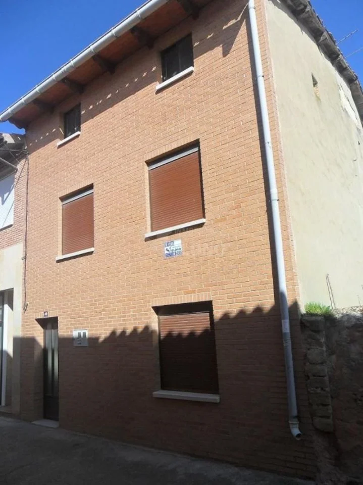 Casa grande de cinco habitaciones para reformar