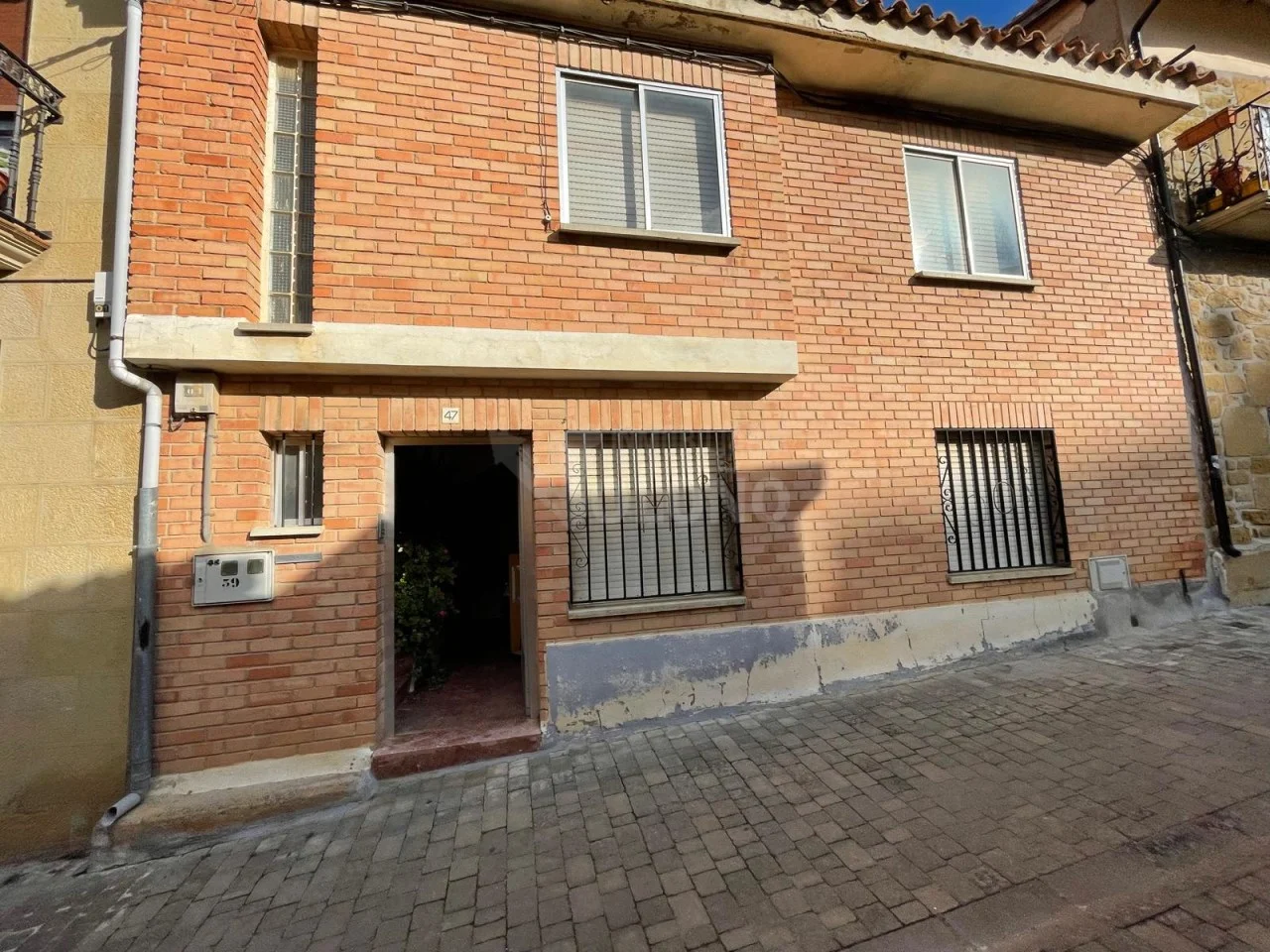 Casa con dos viviendas, garaje y calado