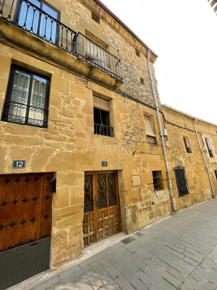 Central stone townhouse, 4 bedrooms