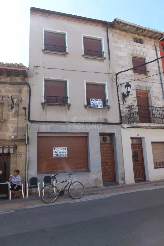 Casa de tres plantas con negocio