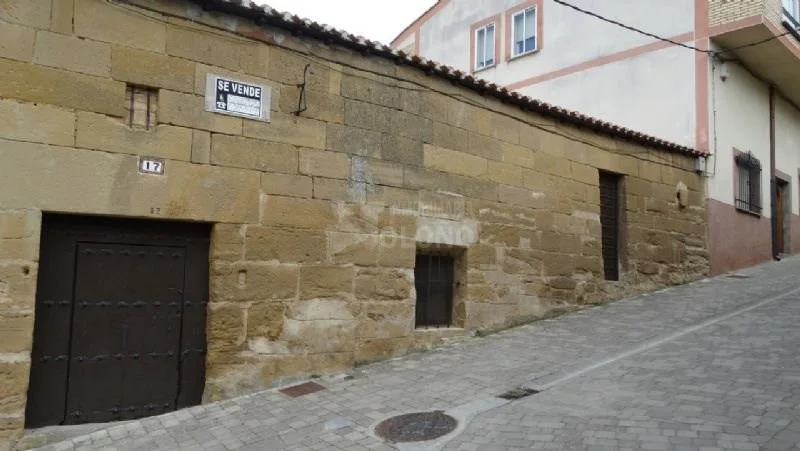 Casa de piedra con potencial de ampliación