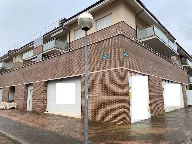 Ground-floor commercial premises with terrace