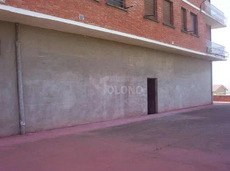 Local comercial con 300 m² interiores