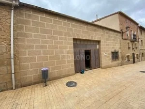 Central garage with conversion potential