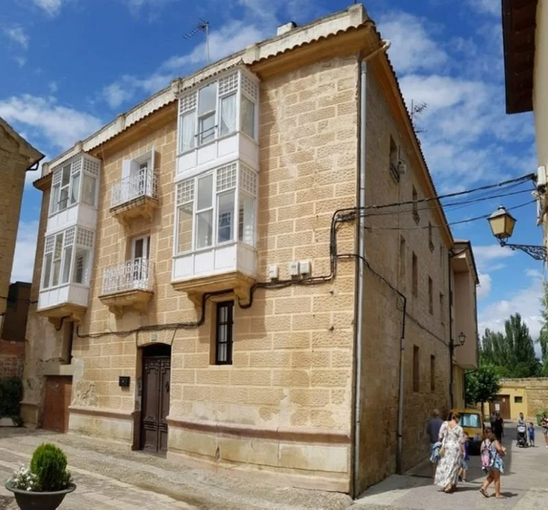 Edificio al 50% con usos mixtos