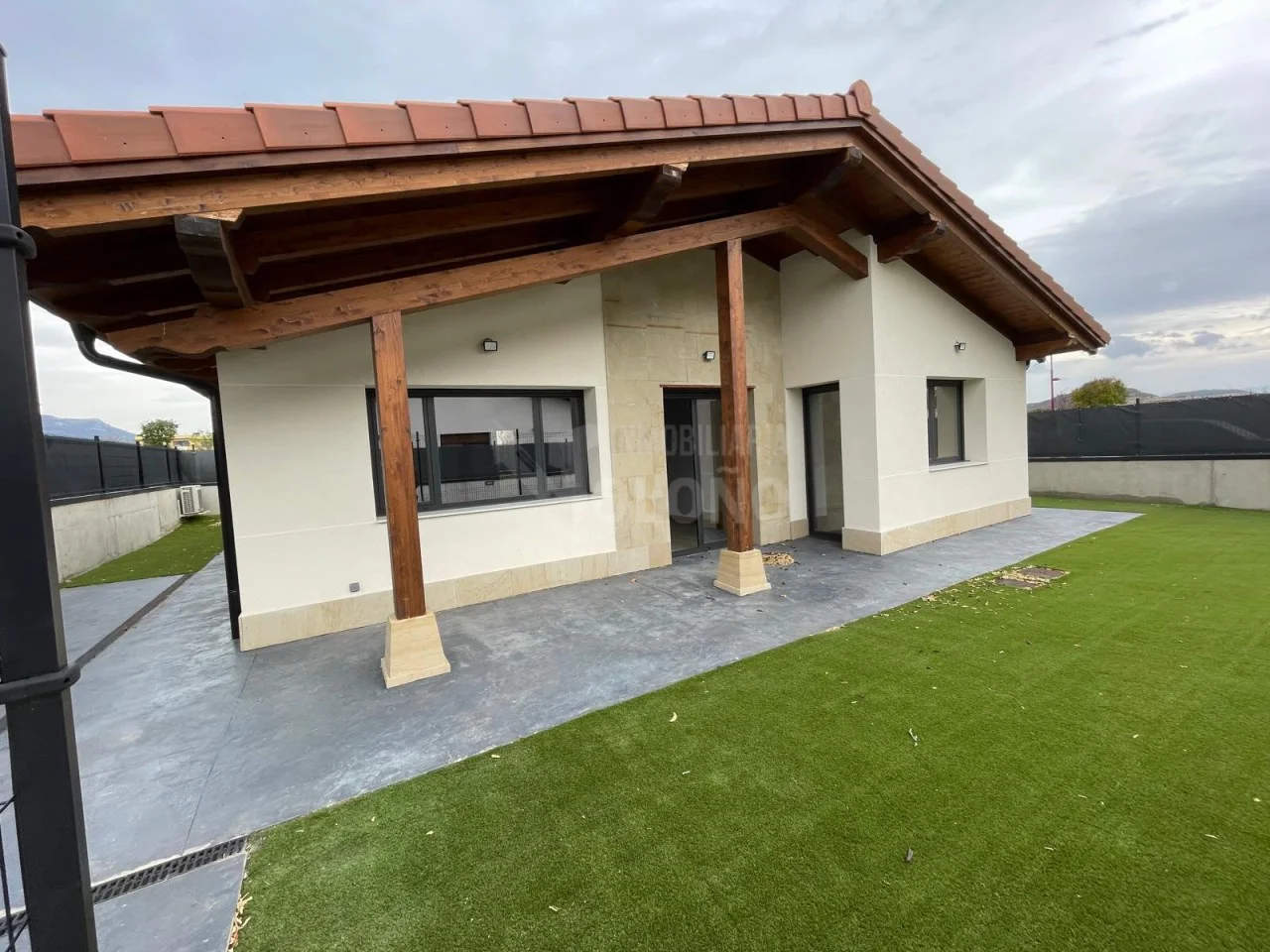 Chalet nuevo en Haro con jardín privado