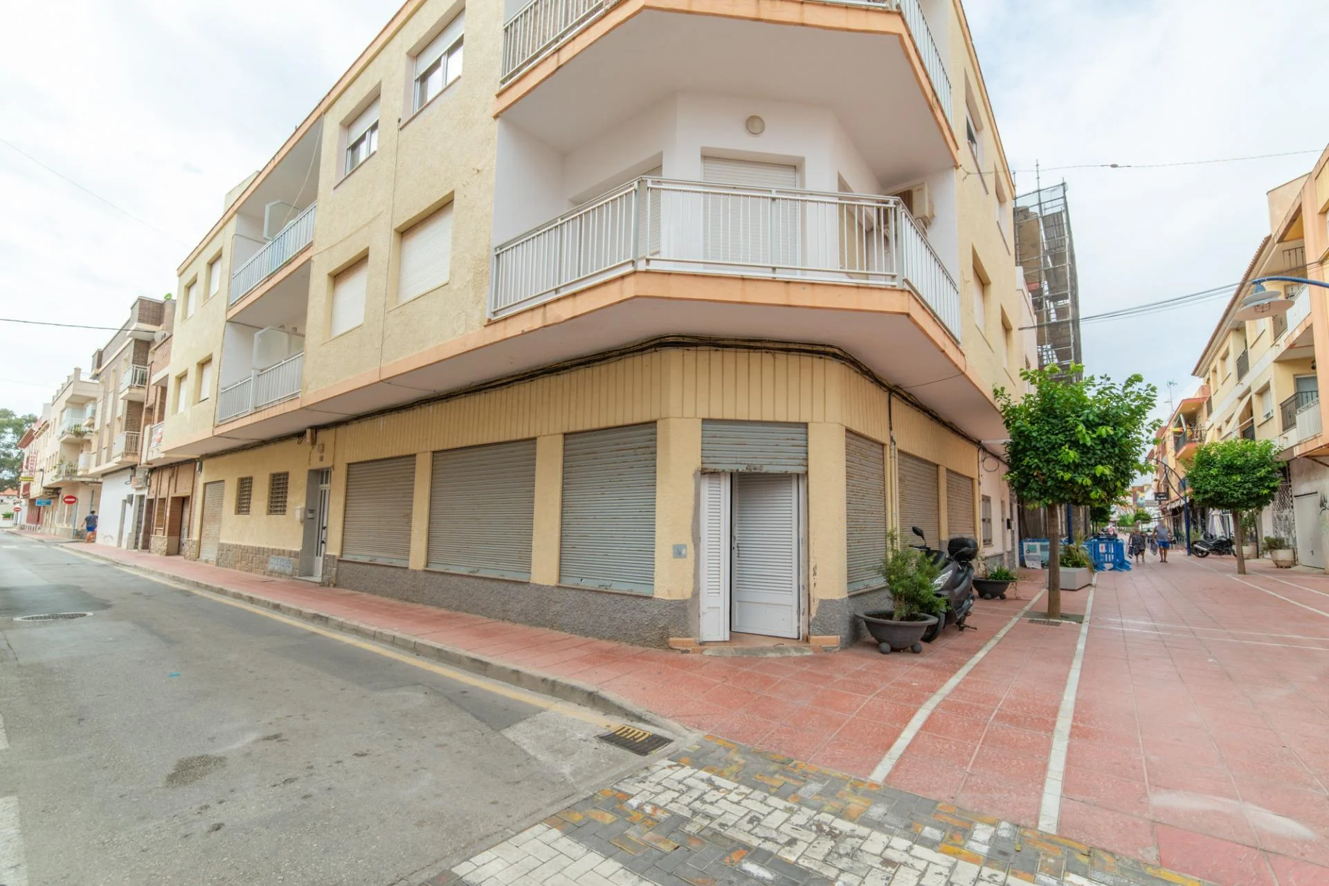 Local comercial esquinero costero de 182 m²