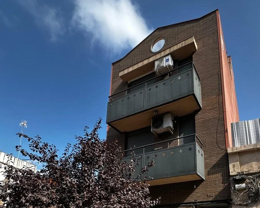 Edificio barcelonés con tres viviendas