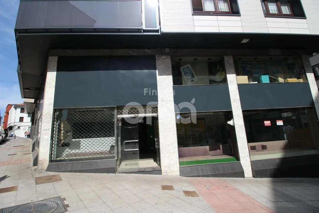 Local comercial en esquina con 27 m de escaparate