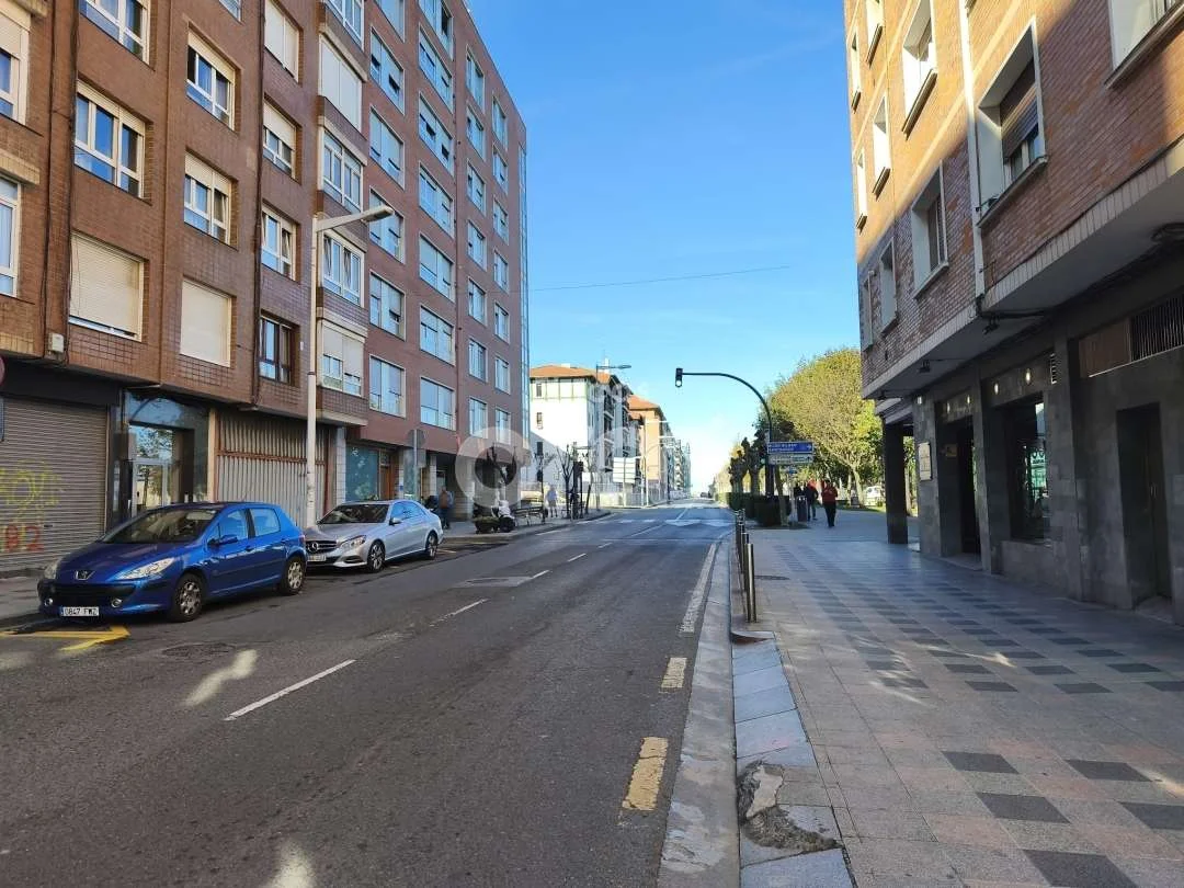 Local comercial con techos altos