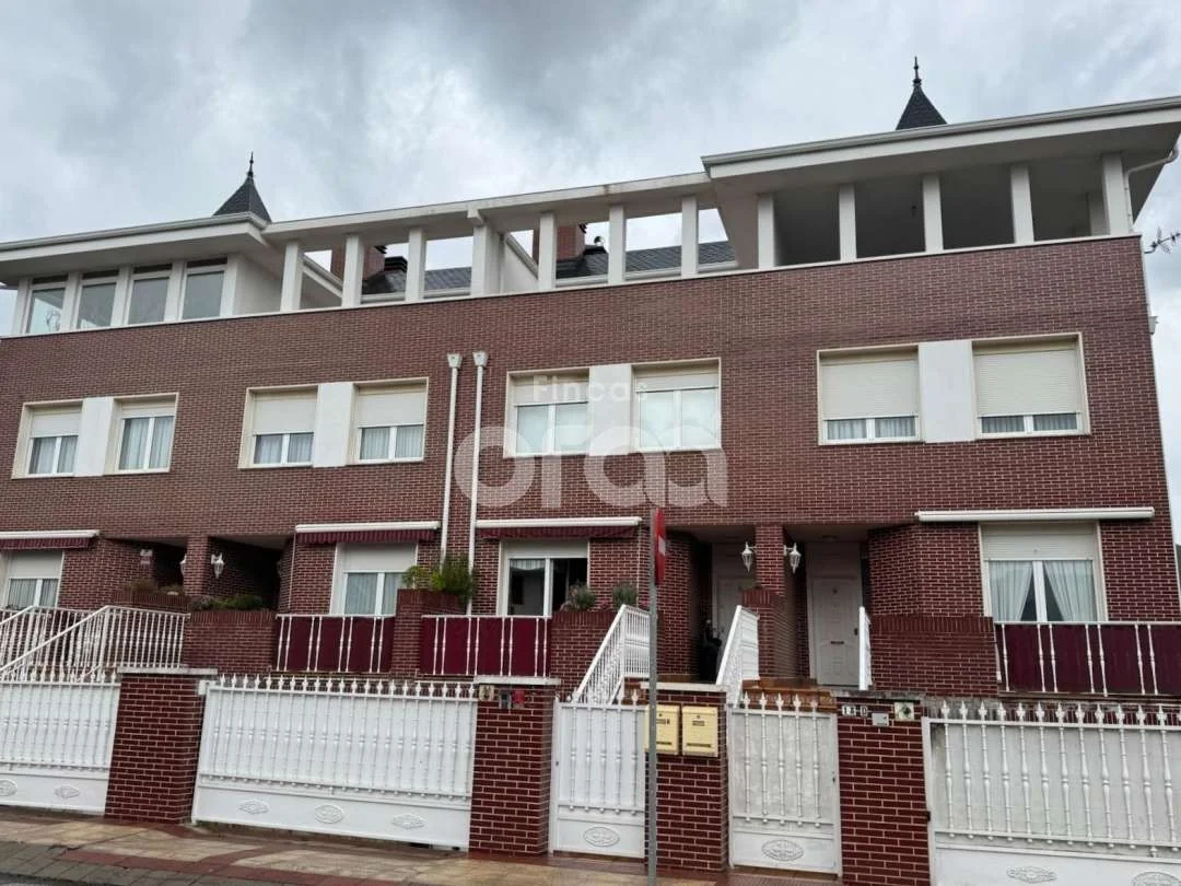 Adosado de cinco dormitorios con jardín
