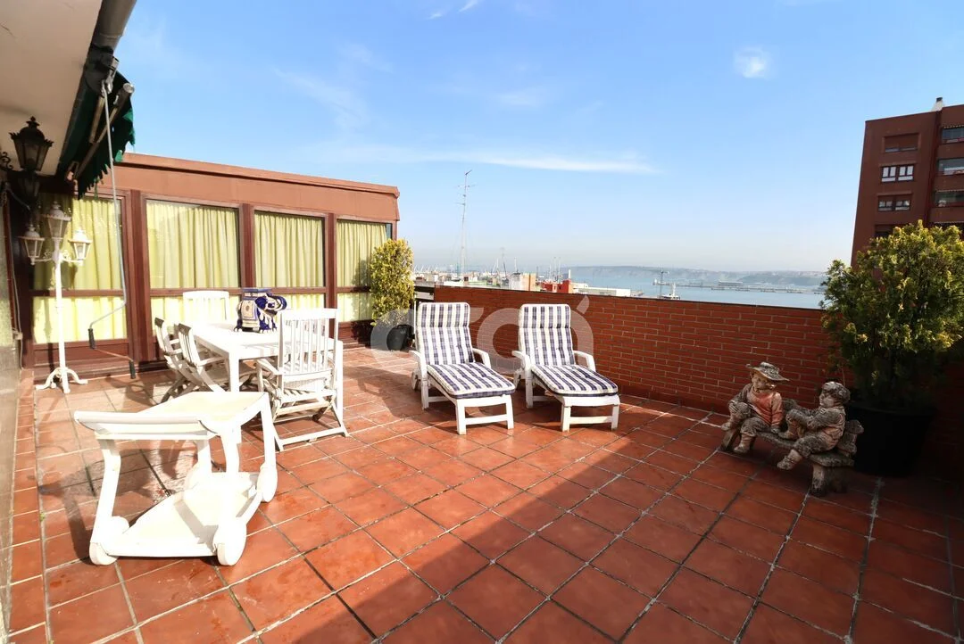 Sunny seventh-floor penthouse with terrace