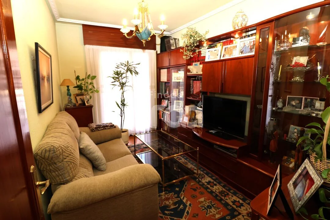 Central Txitxarra flat, three-bedroom layout