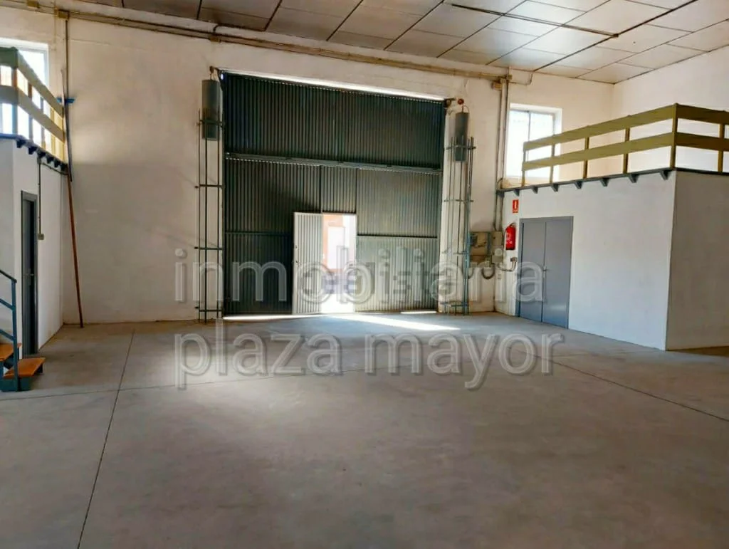 300 m² industrial warehouse in Villares