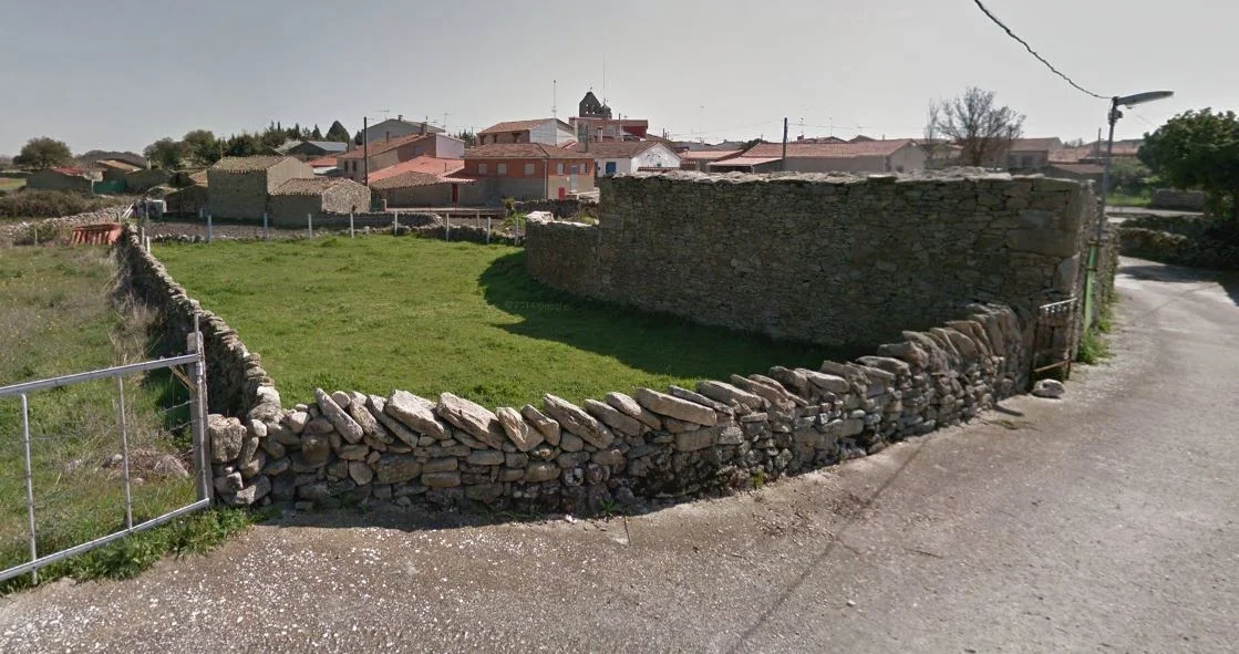 Solar urbano con almacén de piedra