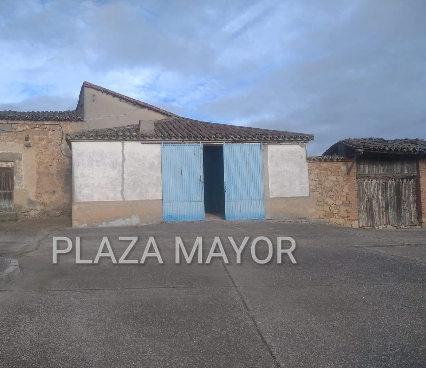 Nave industrial con parcela de 700 m²