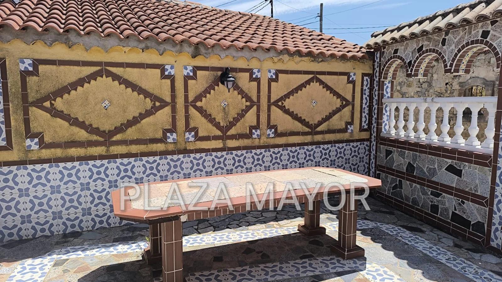 Casa de pueblo con patio y garaje