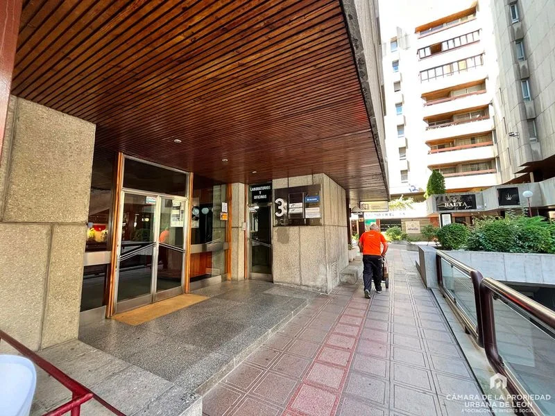 Central León office, 86 m², elevator