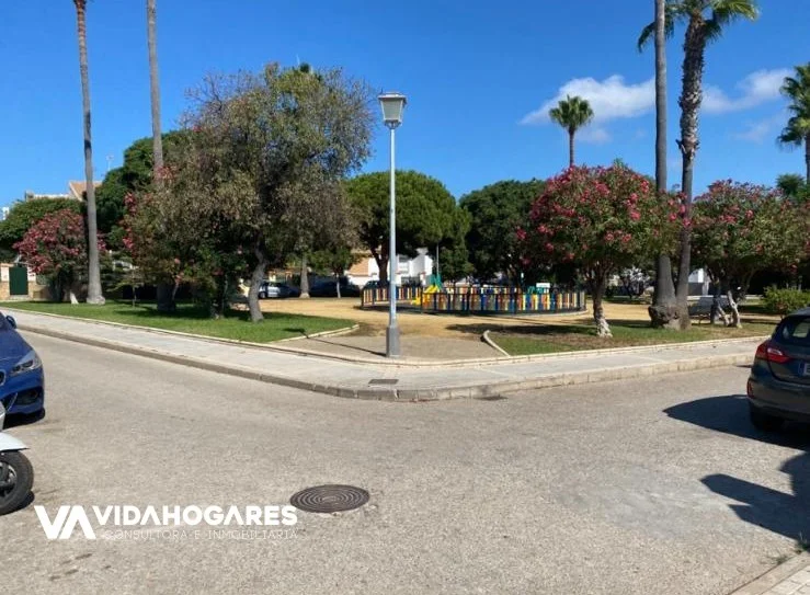 Unifamiliar en Rota, 4 dormitorios y jardín privado